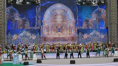Алматыдағы Астана алаңында Наурыз мейрамына арналған басты концерт өтті. Биыл қала орталығы дәстүр, заманауи мәдениет пен технология тоғысқан біртұтас мерекелік кеңістікке айналды., сурет - Zakon.kz жаңалық 21.03.2026 17:02