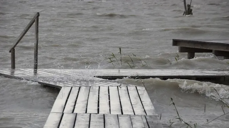 Гавайда су тасқынына байланысты мыңдаған адам эвакуацияланды