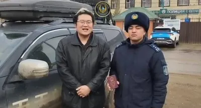 Қытай азаматы қиын жағдайда көмектескен қазақстандық полицейге алғыс айтты, сурет - Zakon.kz жаңалық 24.03.2026 12:47