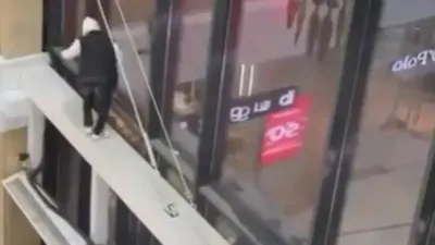 Атыраудағы сауда ойын-сауық орталығында жасөспірім биіктен секірген, сурет - Zakon.kz жаңалық 25.03.2026 19:50