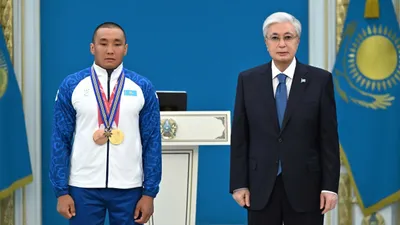 Нағыз чемпион атанып, еліміздің мерейін үстем етті, көк Туымызды биікте желбіретті. Бұл – қазақ параспорты үшін тарихи жетістік. Ербол қазақтың қайсар, өр рухты әрі намысты ұлт екенін күллі әлемге паш етті. Сондықтан, ең алдымен, саған және бапкерлерге шынайы ризашылығымды білдіремін. Паралимпиада ойындарына аттанар сәтте мен еліміздің көк Туын саған табыстадым. Сол артылған сенімді толық ақтап, Қазақстанға жеңіспен оралдың. Керемет нәтижеге жеттің! Соның арқасында еліміз командалық есепте 18-ші орынға табан тіреді. Үздіктердің ішінен алға шығып, чемпион болу оңай емес. Бұл – жылдар бойғы тынымсыз дайындық пен қажырлы әрі табанды еңбектің жемісі екені анық, – деді Президент., сурет - Zakon.kz жаңалық 26.03.2026 12:21