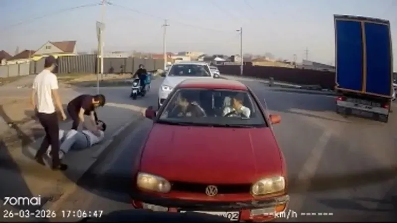 Алматыда жүк көлігінің жүргізушісіне көмектескен жігітті соққыға жықты – видео