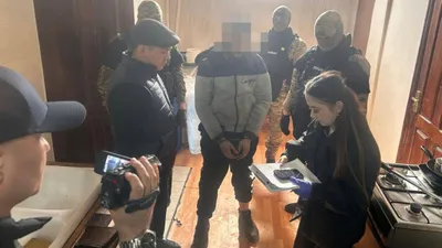 Қарағанды қаласында Шахтинск қаласының есірткі қылмысына қарсы іс-қимыл тобының қызметкерлері есірткіге ұқсас зат салынған zip-lock пакетін өткізу сәтінде 30 жастағы жергілікті тұрғынды ұстады, , сурет - Zakon.kz жаңалық 30.03.2026 16:56