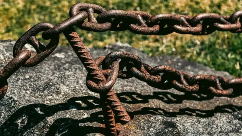 Атыраулық әйел аулада шынжырда тұрған итті күрекпен сабаған