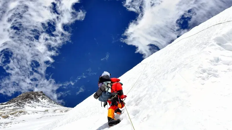 Эверест тауында гидтердің альпинистерді әдейі улағаны туралы мәлімет тарады