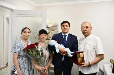 600-мыңыншы ақтөбелікті қала әкімі Азамат Бекет құттықтады, сурет - Zakon.kz жаңалық 02.04.2026 17:31