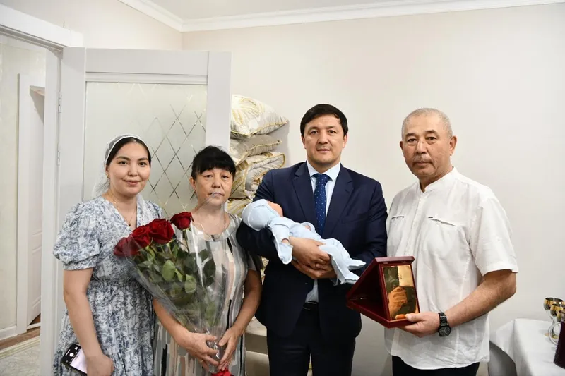 600-мыңыншы ақтөбелікті қала әкімі Азамат Бекет құттықтады