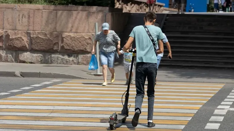 Алматыда самокат пайдаланған 22 кәмелетке толмағанның аккаунты бұғатталды