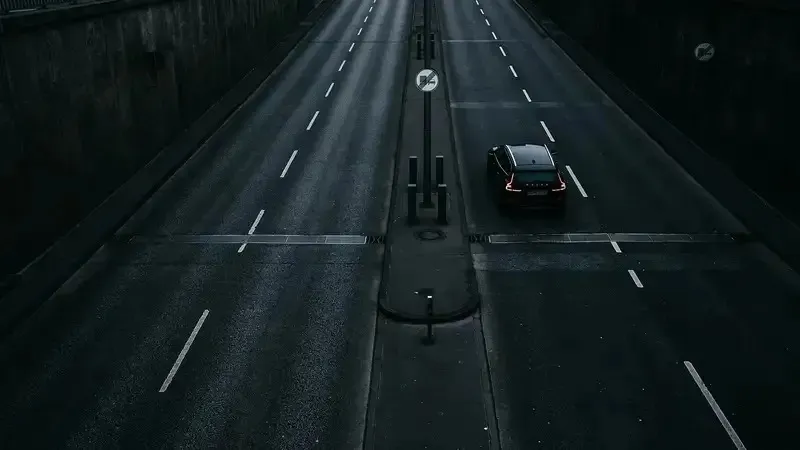 Астанада "Tesla" автокөлігін басқарған 14 жастағы жасөспірім полицейлерден қашып кетпек болды – видео