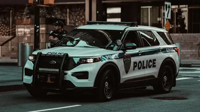 АҚШ-та кісенделген әйел полиция көлігінің терезесінен қашып шықты – оқиға видеоға түсіп қалған, сурет - Zakon.kz жаңалық 03.04.2026 12:24