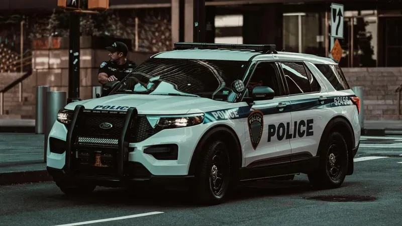 АҚШ-та кісенделген әйел полиция көлігінің терезесінен қашып шықты – оқиға видеоға түсіп қалған