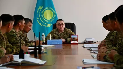 Гвардейск гарнизонында Қорғаныс министрінің тәрбие және идеологиялық жұмыс жөніндегі орынбасары генерал-майор Асқар Мұстабековтың жетекшілігімен "Оңтүстік" және "Шығыс" өңірлік қолбасшылықтарының әскери бөлімдері командирлерінің тәрбие жұмысы жөніндегі орынбасарларымен оқу-әдістемелік жиын өтті., сурет - Zakon.kz жаңалық 06.04.2026 12:34