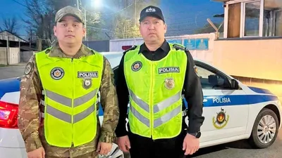 Қарулы күштердің әскери қызметшілері көлік ішінде құлыпталып қалған баланы құтқарып алды 07 сәуір 2026 09:48 Көру саны:30 Алматы өңірлік гарнизоны әскери полиция басқармасының әскери қызметшілері аға лейтенант Ержан Әбдібаев пен ефрейтор Әлібек Оқанов екі жастағы сәбиі көлік ішінде қамалып қалған әйелге көмек көрсетті. Оқиға туралы баланың анасының әлеуметтік желіде жариялаған жазбасынан белгілі болды. Оның айтуынша, көліктің кілтін абайсызда ішінде қалдырып кеткен. Дабыл жүйесі іске қосылып, есіктер автоматты түрде құлыпталып қалған. Ал машина ішінде екі жасар ұлы қалып қойған. Ол жазбасында: – Мен абдырап, не істерімді білмей, қатты қорқып кеттім. Әскери формадағы адамдарды көріп, солардан көмек сұрадым, – дейді. Қызметтен қайтып келе жатқан әскери полиция өкілдері жағдайды бірден бағалап, көлікті ашуға кіріскен. Олар 10-15 минуттың ішінде көліктің есігін ашып, баланы аман-есен сыртқа алып шыққан. Сәбиге медициналық көмек қажет болмапты. Баланың анасы көрсеткен көмегі үшін аға лейтенант Ержан Әбдібаев пен ефрейтор Әлібек Оқановқа алғысын білдіріп, олардың жедел қимылы мен жанашырлығын ерекше атап өтті., сурет - Zakon.kz жаңалық 07.04.2026 10:39