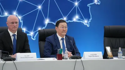 Қазақстан 48 үкіметаралық инвестицияларды көтермелеу және өзара қорғау туралы келісімге қол қойып, елімізде қолайлы инвестициялық ахуал үшін сенімді құқықтық негіз қалыптастырды.  Конституцияға сәйкес прокурорларға заңдылықтың сақталуына жоғары қадағалау функциясы жүктелген, оның аясында біз азаматтар мен бизнестің құқықтарын да қорғаймыз.  Бүгінде біз екі мың инвесторға көмек көрсетіп, 30 мың жұмыс орнын қамтитын 250-ден астам жобаның іске қосылуын қамтамасыз еттік.  Қазақстан прокуратурасы тікелей Мемлекет басшысына бағынады, басқа мемлекеттік органдардан тәуелсіз және кез келген құқық бұзушылықтарға жедел әрекет етуге қабілетті.  Инвесторларды қорғау тетігін одан әрі күшейту мақсатында Мемлекет басшысының Жарлығымен Инвестициялық омбудсменнің функциялары Бас Прокурорға жүктелді (2025 жылғы желтоқсан).  Бас прокуратура базасында Инвесторлардың құқықтарын қорғау комитеті құрылды.  Өңірлерде мен облыс прокурорларының орынбасарлары деңгейінде инвестициялық прокурорларды тағайындадым.  Қазақстандағы әрбір маңызды инвестициялық жоба прокурорлық сүйемелдеуде болады.  Әрбір инвесторға нақты прокурор бекітіледі.  Қазіргі уақытта Заңда барлық мемлекеттік органдар үшін «прокурорлық сүзгі» деп аталатын тетік көзделген.  Олар прокурордың келісімінсіз инвесторды тексеруге, оның қызметін тоқтатуға, лицензиясын кері қайтарып алуға және өзге де шектеулер енгізуге құқылы емес.  Бұл – біздің қадағалау функциямыздың жүзеге асырылуы. Егер мемлекеттік органның шешімі немесе әрекеті заңсыз болса – біз оны жоямыз, ал кінәлі лауазымды тұлғалар жауапкершілікке тартылады.  Егер заңнамада кедергілер болса – олар да жойылатын болады.  Мен Комитетке мемлекеттік органдардың заңға тәуелді актілерін айқын немесе жасырын кедергілердің бар-жоғына қатысты ревизия жүргізуді тапсырдым.  Олар Конституцияда азаматтар мен бизнес үшін белгіленген кепілдіктерді төмендетпеуі тиіс.  Бас прокуратура Мемлекет басшысы айқындаған «Заң және тәртіп» тұжырымдамасына толық сәйкес инвесторлардың құқықтарының сақталуын қамтамасыз етеді.  Сонымен қатар, Бас Прокурор Үкімет жанындағы Инвестициялық штабтың бизнестің мәселелерін жедел шешудегі негізгі рөлін атап өтті.  Штаб нақты қорғау құралына айналды:  - 2 жыл ішінде 200-ден астам инвестициялық жоба қаралды.  - Жобалардың жалпы сомасы — 100 млрд АҚШ долларынан астам.  - Инвестициялық келісімдердің көлемі 15 есеге өсті.  «Бұл — инвесторлардың сенімінің көрсеткіші және тиімді үйлестірудің нәтижесі», — деп атап өтті ведомство басшысы., сурет - Zakon.kz жаңалық 09.04.2026 13:12