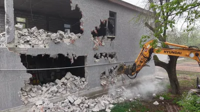 Алматының Қала құрылысын бақылау басқармасы Дүйсенов көшесінде орналасқан «Эмиль» кафесіне заңсыз салынған қосалқы нысанның бұзылып жатқанын хабарлады. Сот шешімімен аталған нысан заңсыз деп танылған.  Бұған дейін меншік иесіне қатысты жоспардан тыс тексеру жүргізіліп, оның қорытындысы бойынша іс материалдары Алматы қаласының Әкімшілік құқық бұзушылықтар жөніндегі мамандандырылған ауданаралық сотына жолданған. Соның негізінде әкімшілік шаралар қабылданған.  Сот қаулысына сәйкес, меншік иесі кафеге заңсыз тұрғызылған екі қабатты қосалқы құрылысты бұзуға міндеттеліп, қайтадан әкімшілік жауапкершілікке тартылған.  Алматы қалалық сотының биылғы 8 қаңтардағы қаулысымен бірінші сатыдағы сот шешімі өзгеріссіз қалдырылды.  Нысанды бұзу жұмыстары бүгін қалалық Әділет департаментінің сот орындаушыларының қатысуымен басталды., сурет - Zakon.kz жаңалық 09.04.2026 16:56