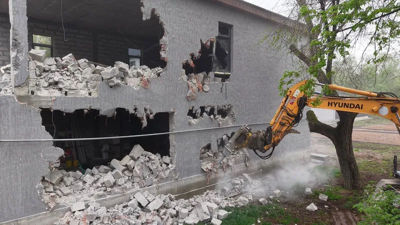 Алматыдағы "Эмиль" дәмханасына қосалқы салынған нысан сот шешімімен сүрілді