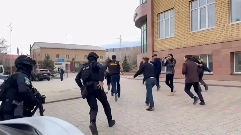 Полиция Ақтөбедегі арнайы операцияның әсерлі кадрларын көрсетті