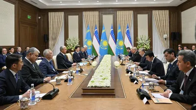 Қасым-Жомарт Тоқаев Өзбекстан Президенті Шавкат Мирзиёевпен бейресми кездесу өткізді, сурет - Zakon.kz жаңалық 11.04.2026 15:47