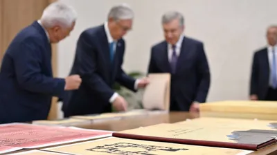 Шавкат Мирзиёев Қасым-Жомарт Тоқаевқа бірқатар тарихи құжатты тапсырды, сурет - Zakon.kz жаңалық 11.04.2026 16:56