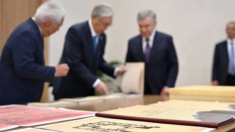 Шавкат Мирзиёев Қасым-Жомарт Тоқаевқа бірқатар тарихи құжатты тапсырды