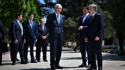 Тоқаев пен Шавкат Мирзиёев Бахауддин Нақышбанди мемориалдық кешеніне барды, сурет - Zakon.kz жаңалық 11.04.2026 14:32