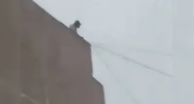 Қарағандыда полицейлер 16 жастағы қызды құтқарып, қайғылы жағдайдың алдын алды, сурет - Zakon.kz жаңалық 12.04.2026 12:08