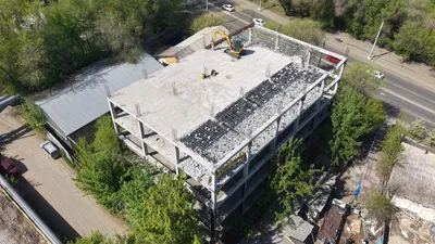 Алматыдағы Қалалық жоспарлау бақылау басқармасы Сейфуллин даңғылы, 348 мекенжайында орналасқан 5 қабатты ғимараттың сүріліп жатқанын хабарлады., сурет - Zakon.kz жаңалық 13.04.2026 16:37