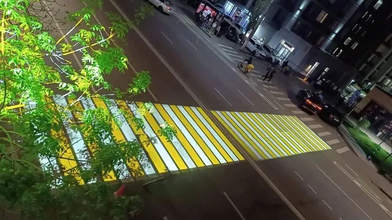 Алматыда жаяу жүргіншілер өткелдерін жарықтандырудың жаңа жүйесі сынақтан өткізілуде