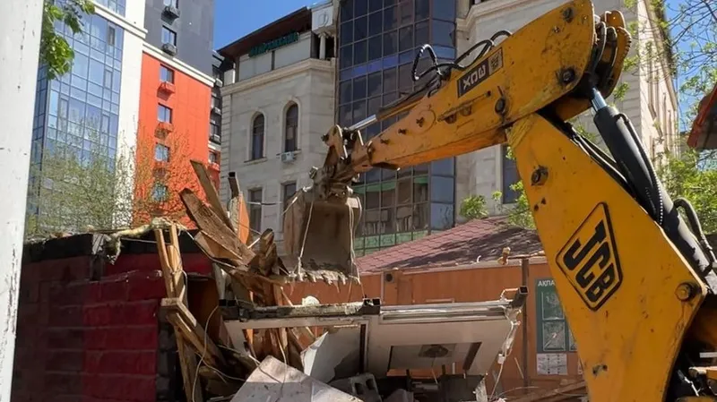 Алматыда заңсыз салынған тағы бір нысан бұзылып жатыр