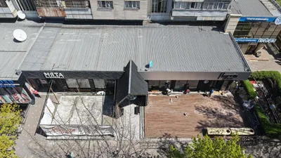 Алматының Қала құрылысын бақылау басқармасы өкілдерінің мәліметінше, Достық даңғылы, 42/74 мекенжайында орналасқан "Мята" барының жазғы террасасы сот шешімімен сүрілді., сурет - Zakon.kz жаңалық 15.04.2026 16:14