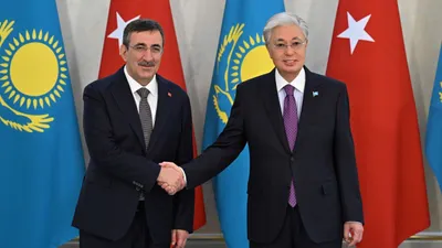 Әңгімелесу барысында екі елдің сауда-экономикалық, мәдени-гуманитарлық ынтымақтастығын нығайту перспективасы талқыланды  Соның ішінде өңдеу өнеркәсібі, инфрақұрылым, энергетика, логистика, агроөнеркәсіп кешені, білім және туризм салаларында бірлескен жобаларды жүзеге асыру мүмкіндіктері қарастырылды.   Бұдан бөлек, Қасым-Жомарт Тоқаев пен Джевдет Йылмаз халықаралық күн тәртібіндегі өзекті мәселелер, Таяу Шығыстағы күрделі ахуал жөнінде пікір алмасты.   Мемлекет басшысы Түркияның аймақтағы тұрақтылықты қамтамасыз етудегі рөлін жоғары бағалап, алдағы Анталия дипломатиялық форумына қатысатынын растады. , сурет - Zakon.kz жаңалық 15.04.2026 14:39