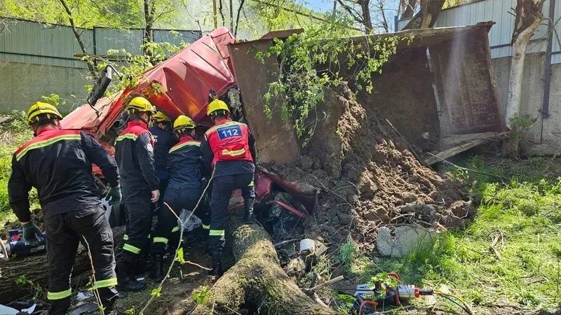 Алматы тауларында жүк көлігі апатқа ұшырады