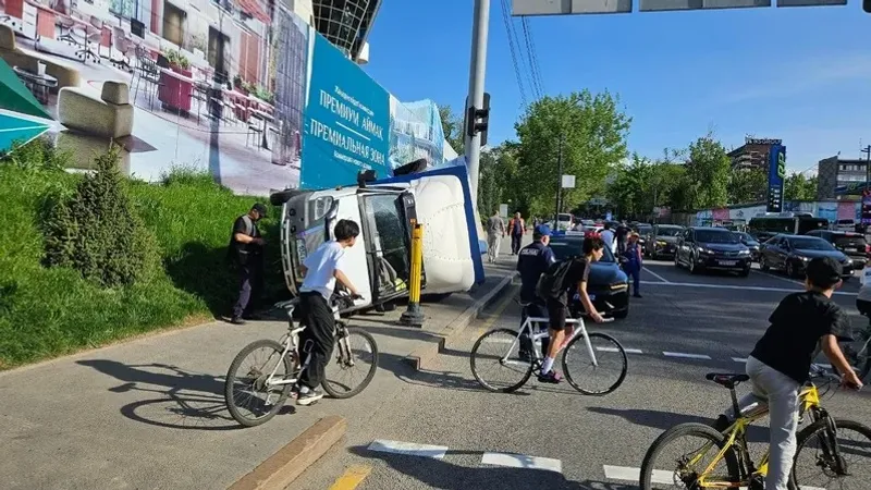Алматыда қоқыс тиелген жүк көлігі аударылды