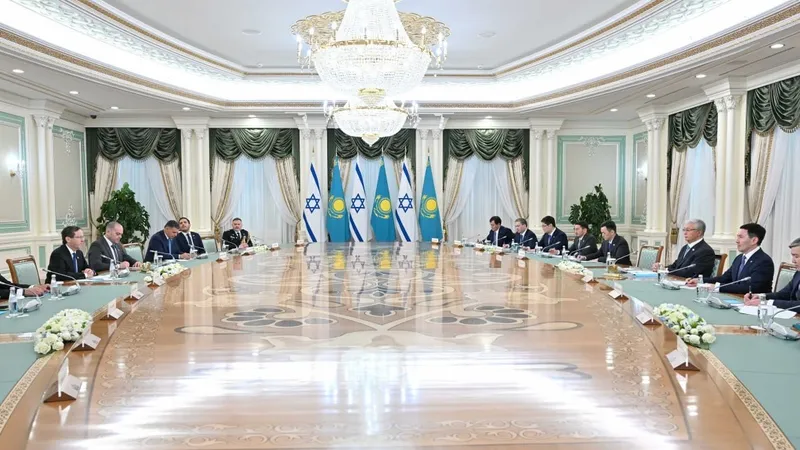Тоқаев пен Ицхак Герцогтың келіссөзі екі ел делегациясының қатысуымен кеңейтілген құрамда жалғасты