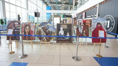 Алматы халықаралық әуежайының халықаралық ұшу аймағында алматылық суретші Әсем Сүлейменованың жеке көрмесі көпшілікке ұсынылды. Бұл туралы қалалық Туризм басқармасының өкілдері айтты., сурет - Zakon.kz жаңалық 28.04.2026 13:59