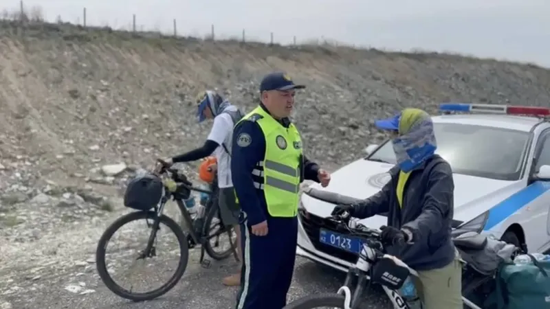 Жетісу облысында патрульдік полиция жол бойында шетелдік велосаяхатшыларға көмектесті