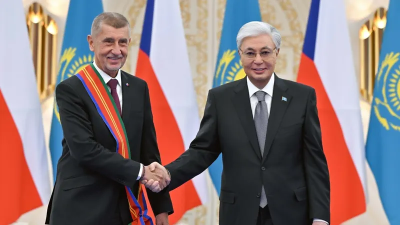 Президент Чехия Премьер-министрін І дәрежелі "Достық" орденімен марапаттады