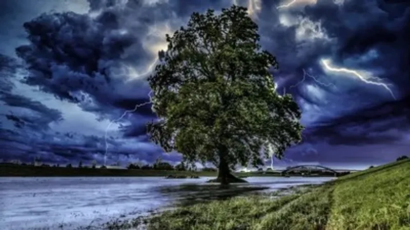 Үсік жүріп, найзағай ойнайды: Қазақстанда 1 мамырда қолайсыз ауа райы күтіледі