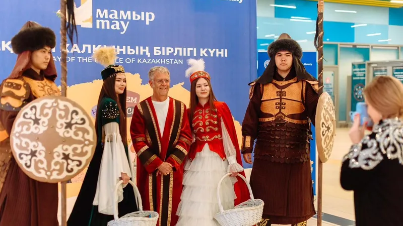 Қонақжайлықтың жарқын көрінісі: Алматы әуежайында Бірлік күніне арналған акция өтті