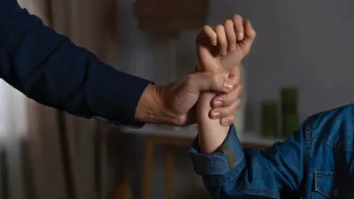 "Ұрып-соғып, шашымды тақырлап алып тастады": Ресейлік әйел ұлын әкесі алып кеткенін айтып, көмек сұрауда , сурет - Zakon.kz жаңалық 04.05.2026 17:34