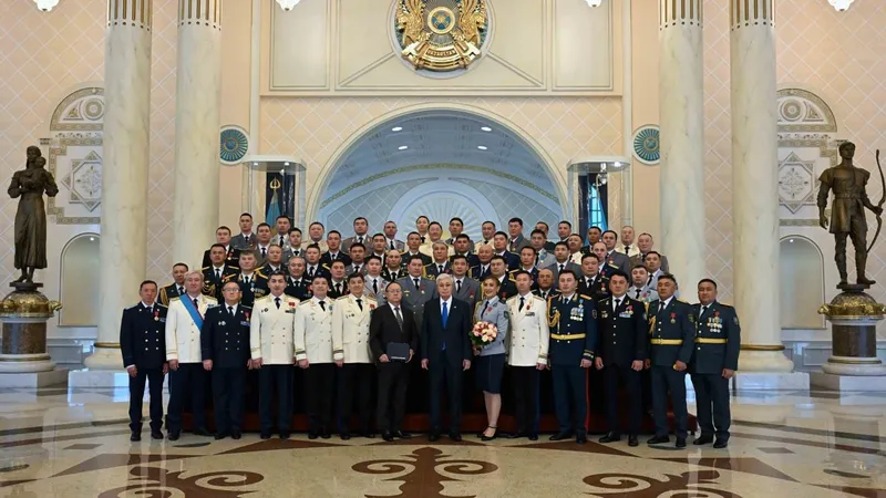 Тоқаев бір топ азаматқа  мемлекеттік награда мен әскери шен табыстады