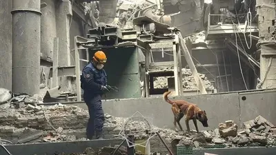 Ішкі істер министрінің орынбасары Санжар Әділов 2026 жылғы 6 мамырда Мәжіліс кулуарында Өскемен қаласындағы зауытта болған жарылысқа байланысты екі негізгі нұсқа қарастырылып жатқанын мәлімдеді, деп хабарлайды Zakon.kz., сурет - Zakon.kz жаңалық 06.05.2026 12:47