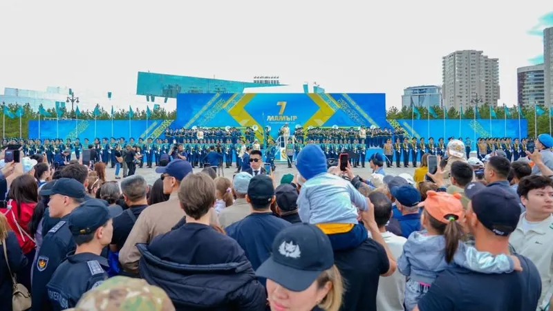 Робоиттер, дрондар және ашық аспан астындағы марштар: Астанада 7 мамыр күні ауқымды плац-концерт өтті