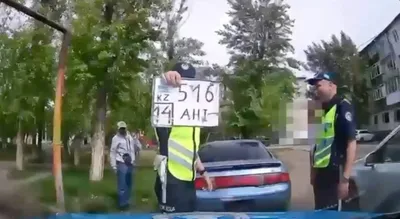 Екібастұзда жүргізуші автокөлігіне картоннан нөмір жасап алған, сурет - Zakon.kz жаңалық 08.05.2026 21:10