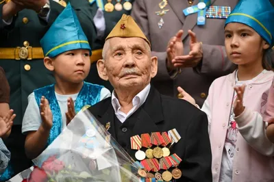 Құрлық әскерлерінің бас қолбасшысы Астанадағы жалғыз соғыс ардагерін мерекемен құттықтады, сурет - Zakon.kz жаңалық 08.05.2026 19:02