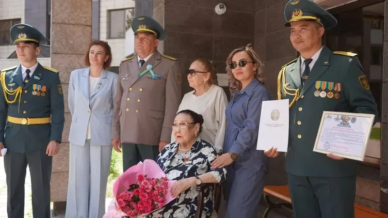 Әскери музыканттар Бибігүл Төлегенованың соғыс жылдарындағы әндерін орындады