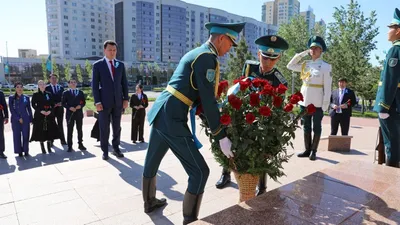 Ескерткіш, Астана, Мемлекеттік кеңесші, Ерлан Қарин, Бауыржан Момышұлы, гүл шоқтарын қою, сурет - Zakon.kz жаңалық 09.05.2026 12:16