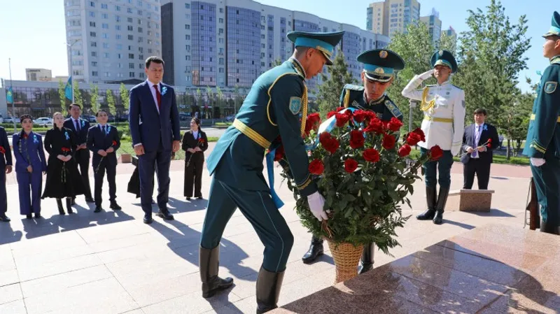 Мемлекеттік кеңесші Бауыржан Момышұлының ескерткішіне гүл шоқтарын қойды