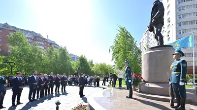 Гүл шоғын қою, Астана, Мәжіліс төрағасы, Талғат Бигелдинов , сурет - Zakon.kz жаңалық 09.05.2026 11:37