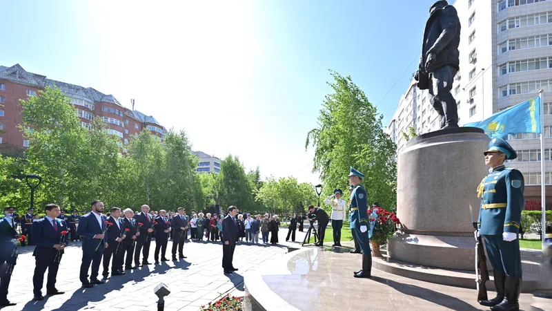 Мәжіліс төрағасы Талғат Бигелдиновтің ескерткішіне гүл шоғын қойды